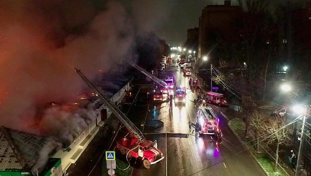 У здания обрушилась кровля.