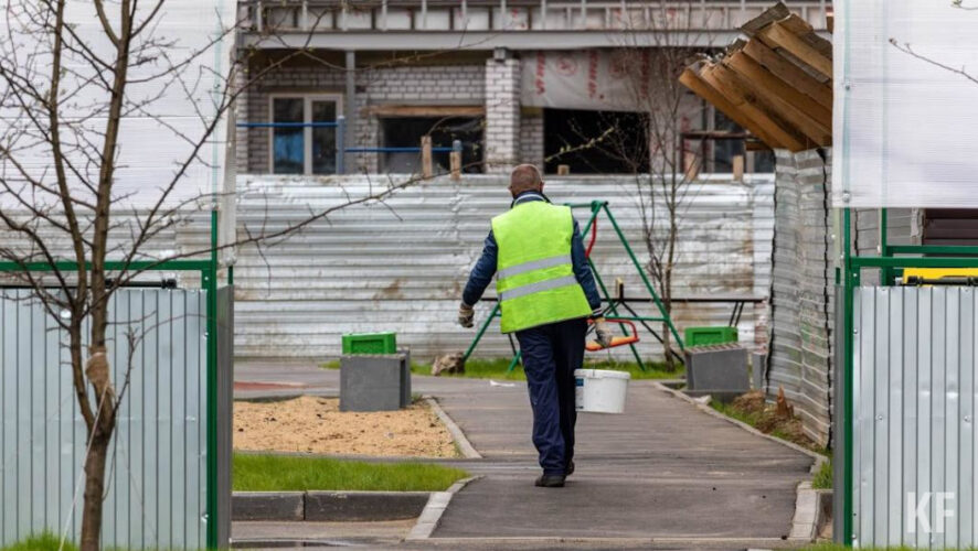 Приставы вынудили алиментщика погасить долг