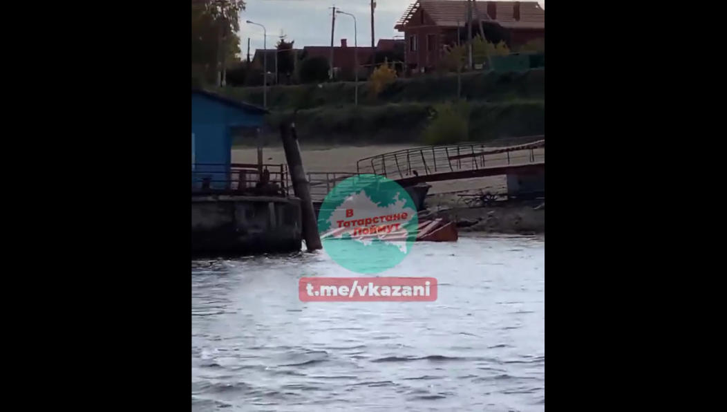 Сотрудники полиции и ГИБДД осматривают грузовик.