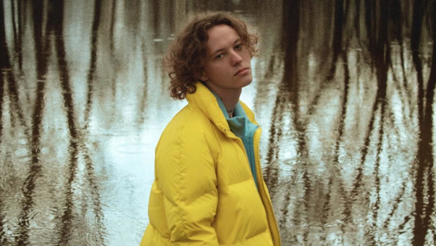 Мужчина давно не общался с артистом.