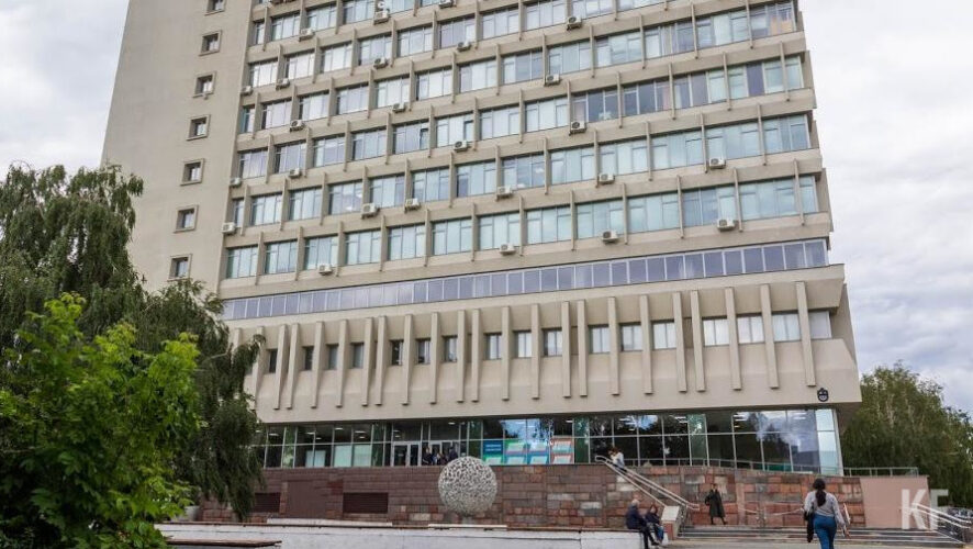 Девушки проводили в городе опрос прохожих.