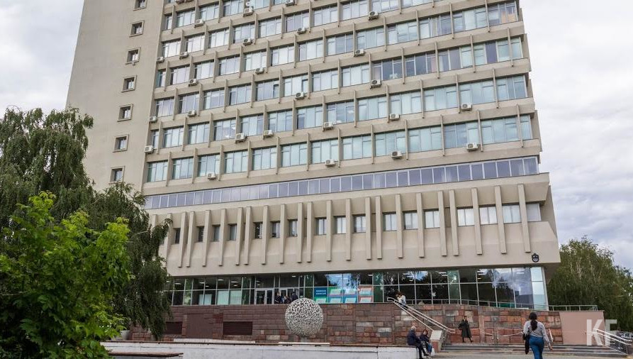 Девушки проводили в городе опрос прохожих.