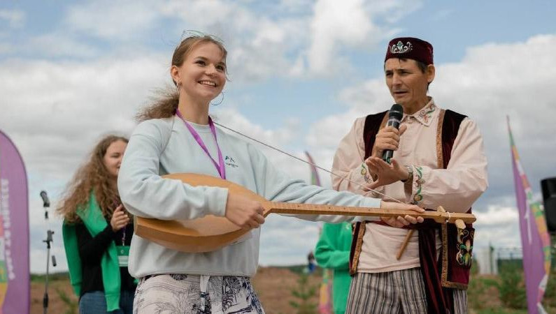 На Международный молодежный лагерь приехали участники из 10 стран.