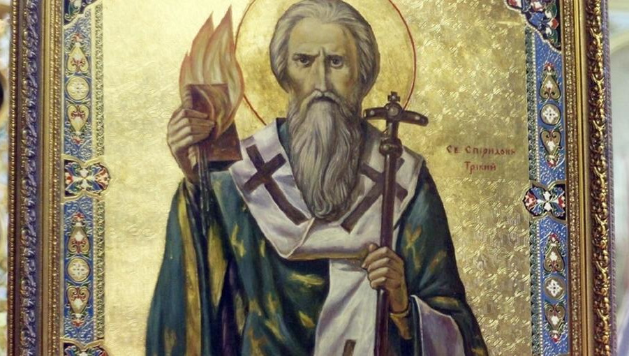 Верующих приглашают помолиться святителю и приложиться к мощам.