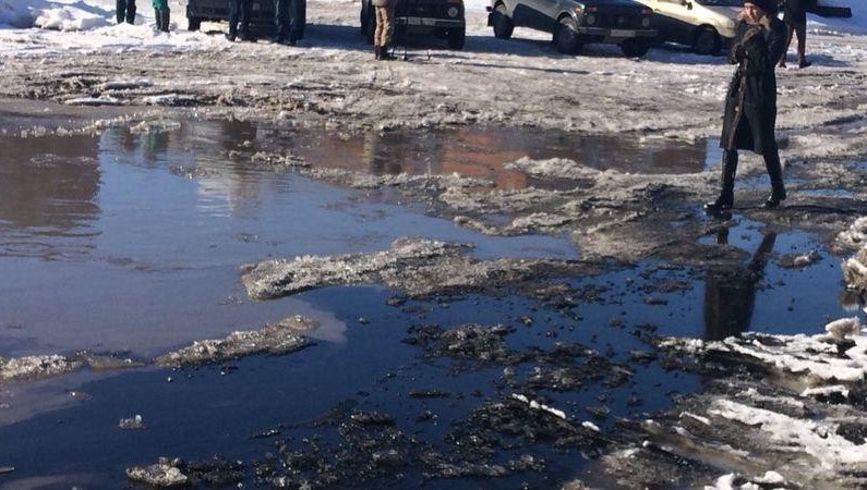 На улице Лебедева в Приволжском районе Казани произошел разлив нефтепродуктов на площади 80 кв.м