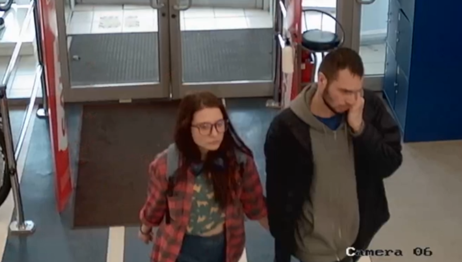 Молодые люди попали под камеры видеонаблюдения.