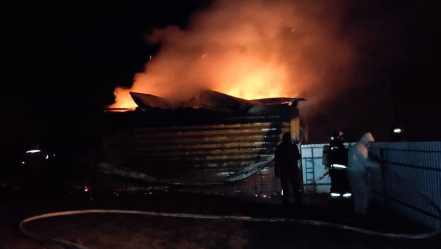 Спасти строение все же не удалось.