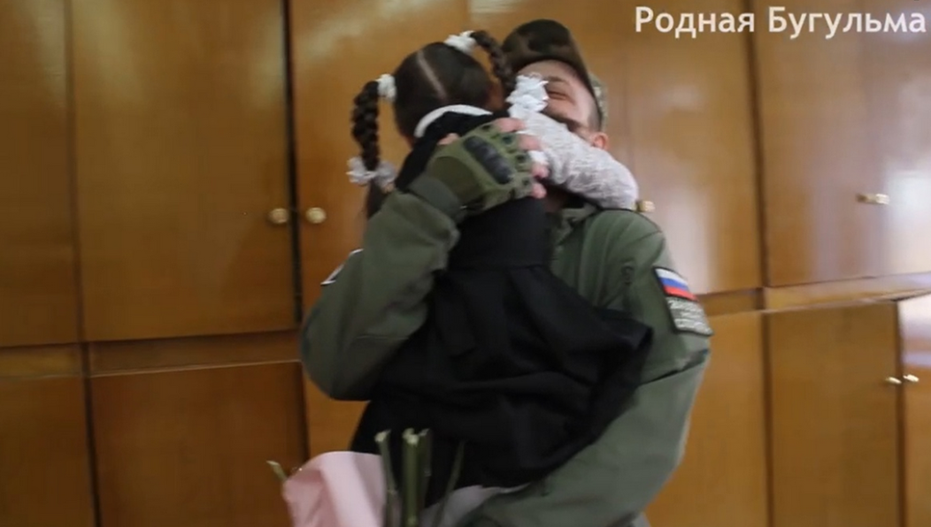 Мужчина пришел к школьнице на урок