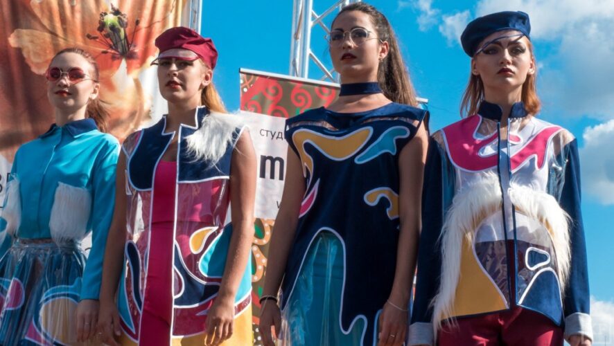 Вблизи казанского театра кукол «Экият» прошел фестиваль моды East-West Fashion Fest. На зеленой лужайке местные дизайнеры устроили показы своих коллекций
