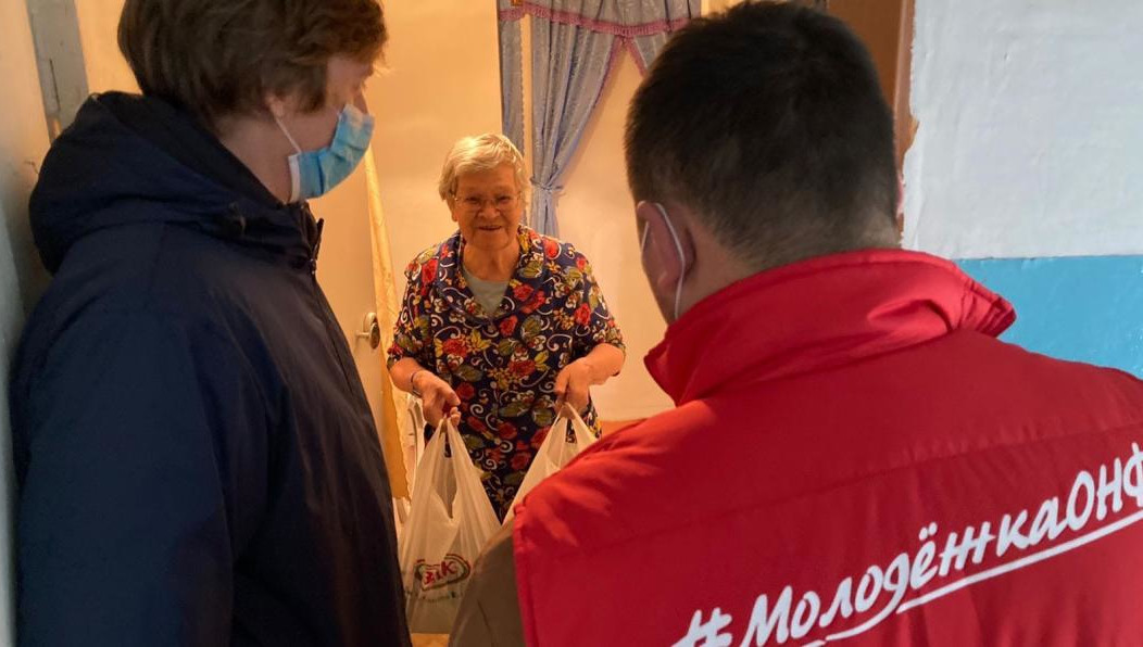 Вместе со службой социальной защиты они вручили продуктовые наборы