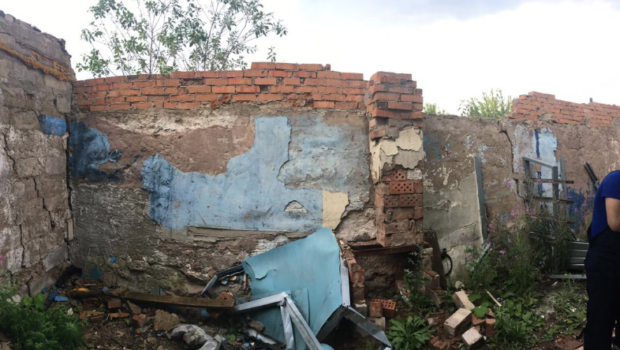 Спасатели просят местных жителей не приближаться к опасному участку.