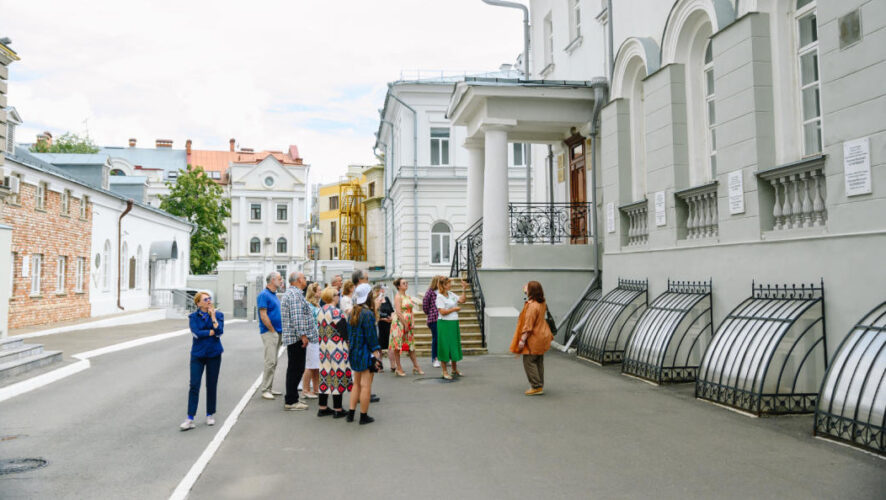 Гостям рассказали о Первой гимназии