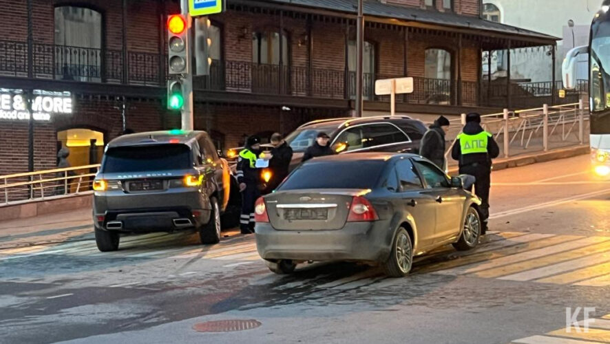 &laquo;Форд фокусу&raquo; снесло бампер и капот.