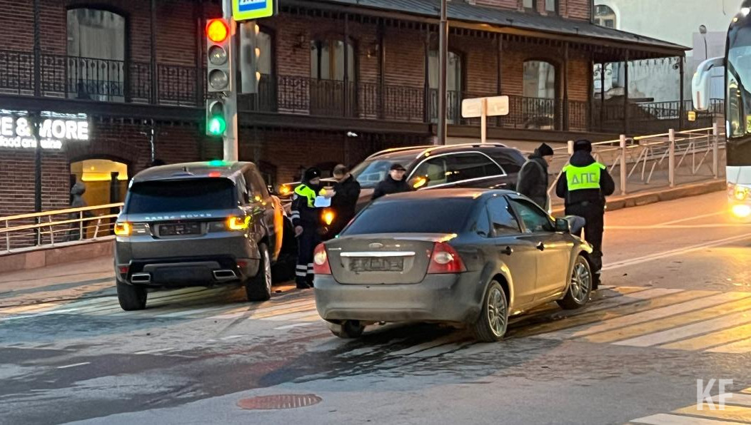 «Форд фокусу» снесло бампер и капот.