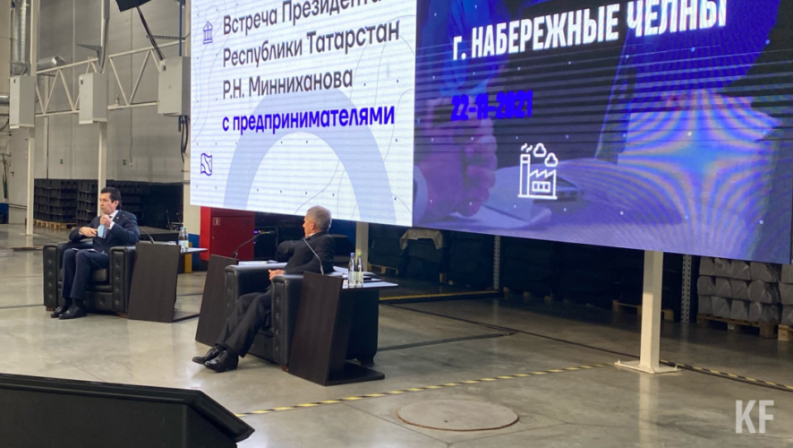 На встрече находятся более ста человек.