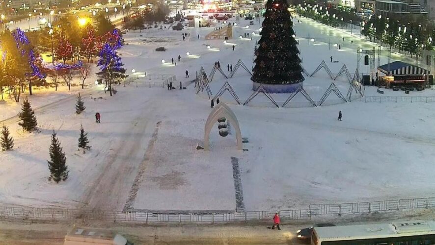 27 декабря на площади Азатлык в Набережных Челнах открыли главную елку города. На церемонию прибыли помощник президента РТ Наталия Фишман и мэр автограда Наиль Магдеев