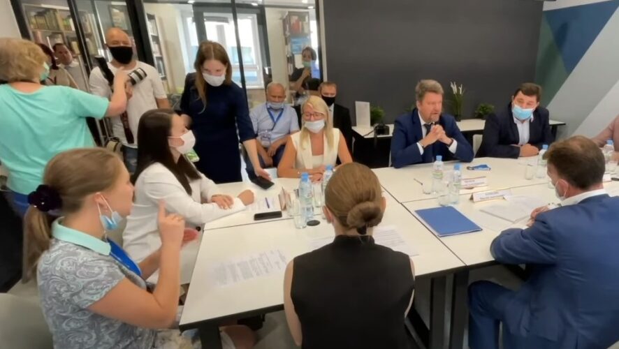 что остается еще много проблем в образовании и трудоустройстве людей с нарушениями слуха.