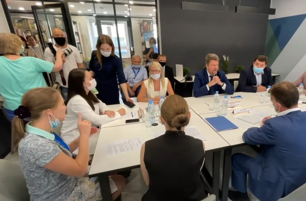 что остается еще много проблем в образовании и трудоустройстве людей с нарушениями слуха.