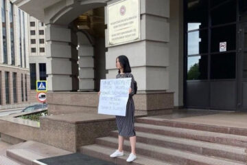 Общественница устроила одиночный пикет у здания республиканского министерства культуры.