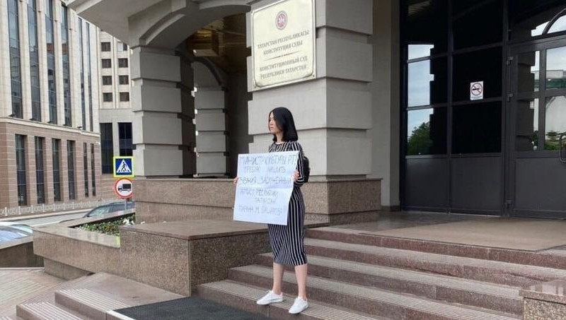 Общественница устроила одиночный пикет у здания республиканского министерства культуры.