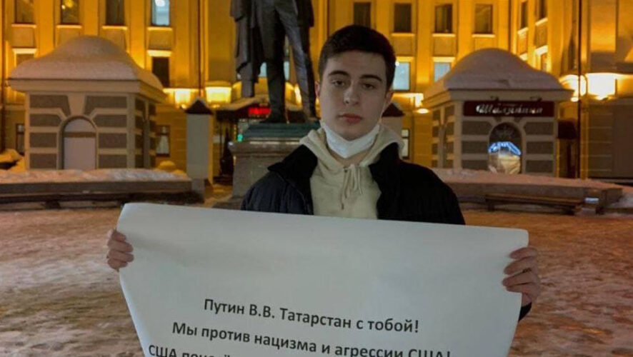 Молодые люди вышли на улицу Баумана в столице Татарстана.