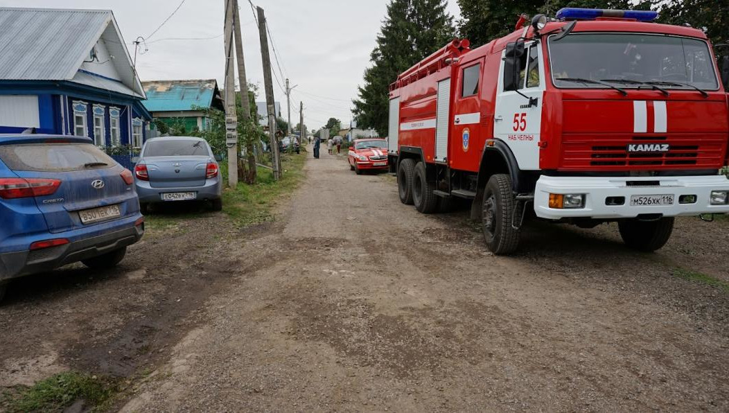Вместе с соседями полицейский также помогал тушить огонь.
