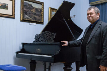 Обновлённый рояль презентовали в 147 день рождения великого оперного певца.
