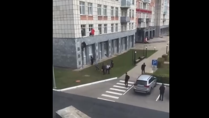 У студента огнестрельные ранения груди и конечностей.