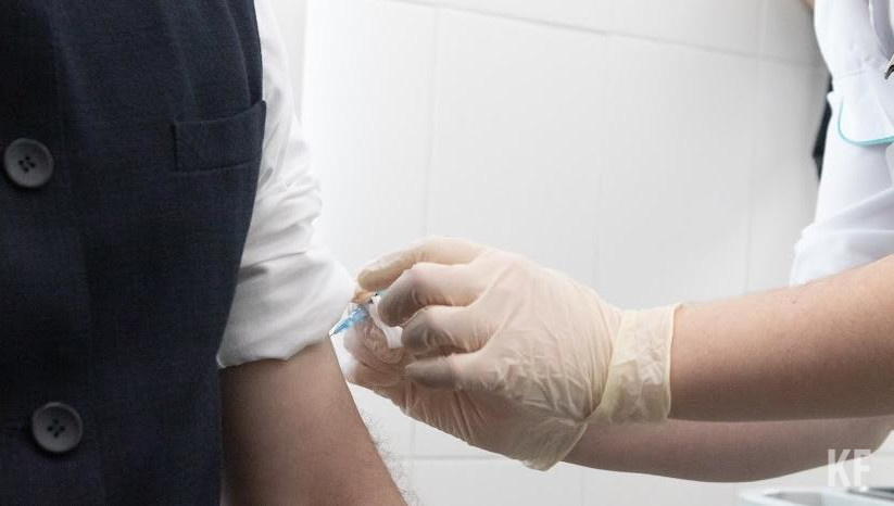 Для получения прививки татарстанцам нужно обратиться в поликлинику по месту жительства.