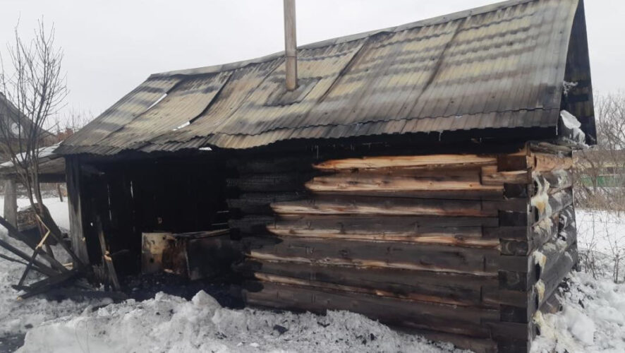 На дачном участке полыхала баня.