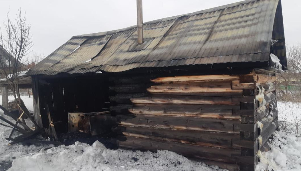 На дачном участке полыхала баня.