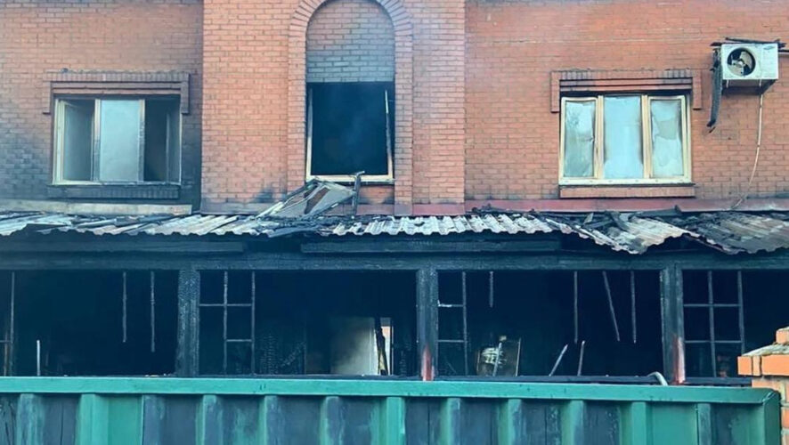 Среди них - двое детей 3 и 16-лет.