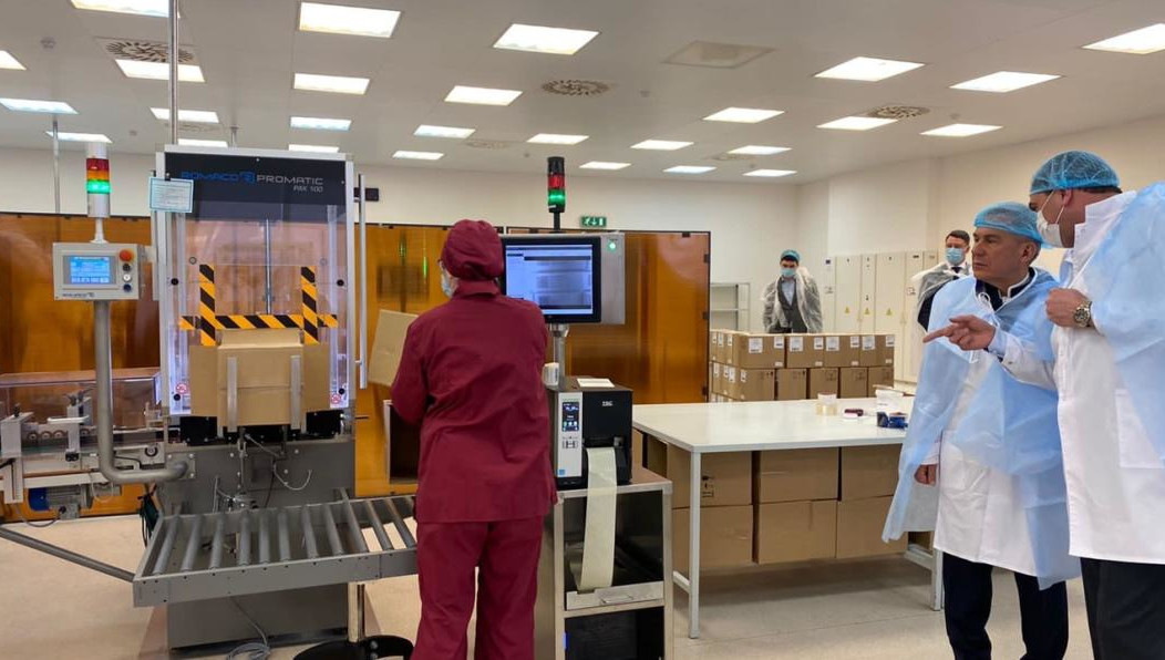 Руководитель республики также ознакомился с разработками по фармпроизводства компании «Татхимфармпрепараты».