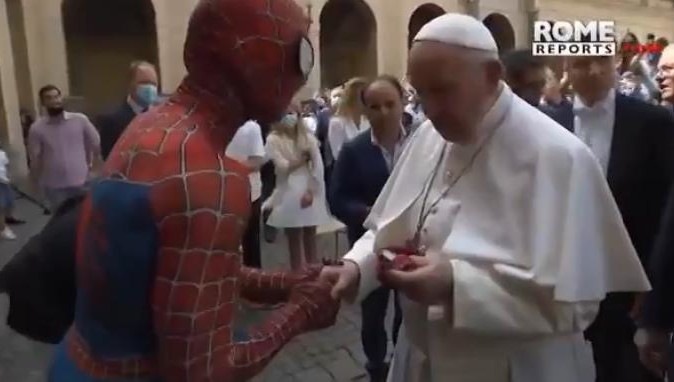 Он занял место в зале для VIP-зрителей во внутреннем дворе Сан-Дамасо Ватикана.