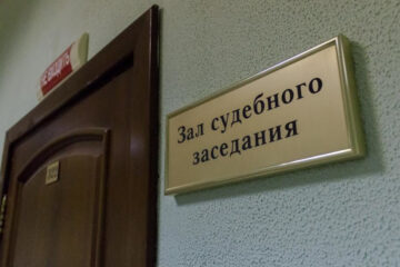 Олег Лихачёв просит взыскать 900 тысяч рублей.