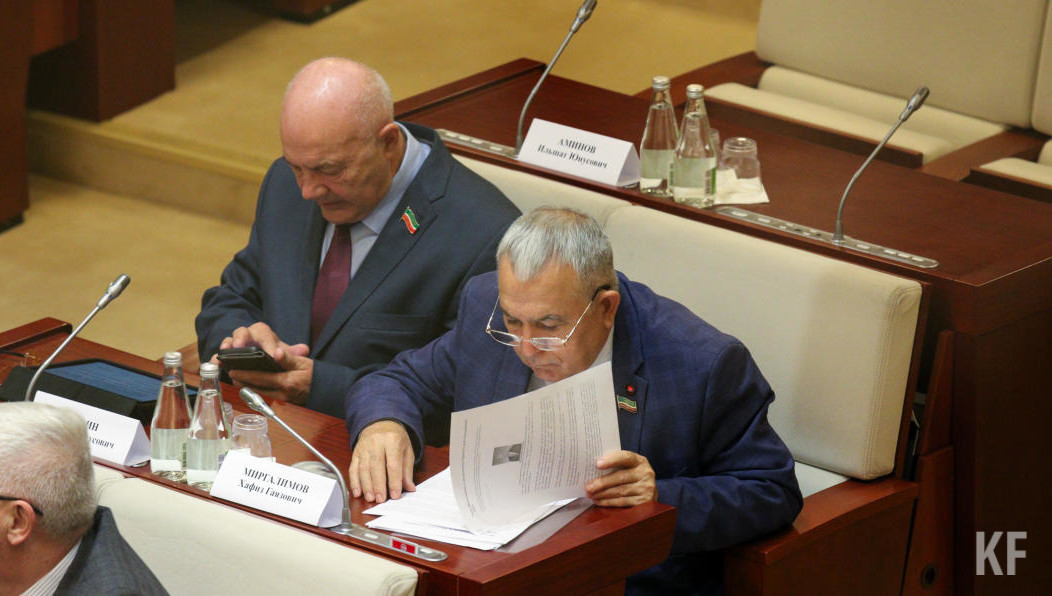 После сезона отпусков парламент приступил к работе. Обширная повестка законопроектов не вызвала дискуссий. Оживились депутаты на докладе министра образования и науки.