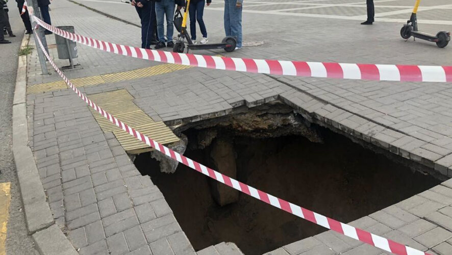 Прокуратура Вахитовского района Казани организовала проверку обвала грунта.