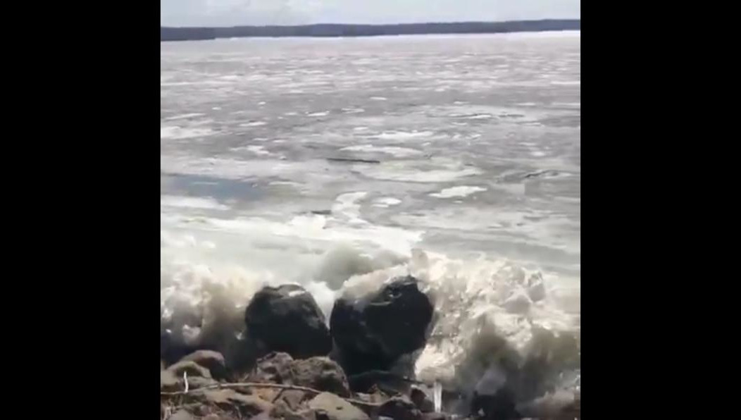 Глыбы льда «наползали» на берег