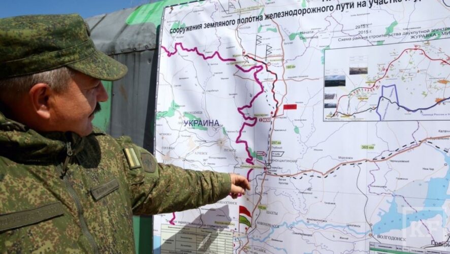 Железнодорожные войска России начали строительство второго по счету участка железной дороги в обход территории Украины. Об этом заявил сегодня замминистра обороны РФ генерал