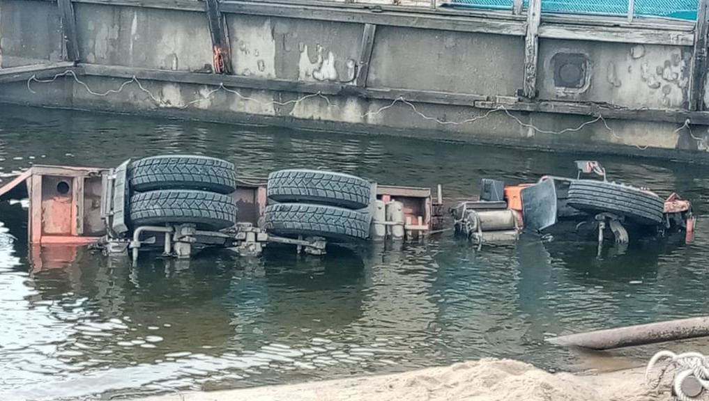 На месте происшествия работают оперативники и водолазы.