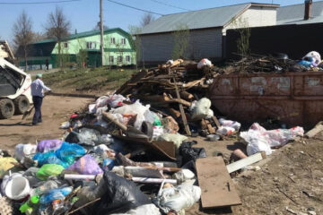 Представители сельских поселений сетуют на заваленные мусором бункерные площадки. По их словам