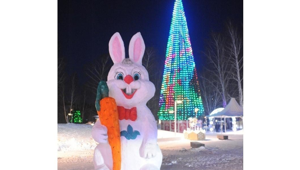 Символ 2023 года разместили у главной городской елки в парке «Чебурашка».