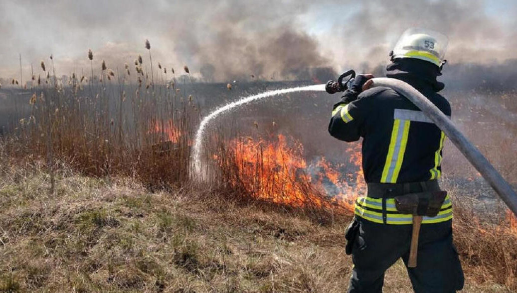 На подмогу отправились 50 человек и семь единиц техники.