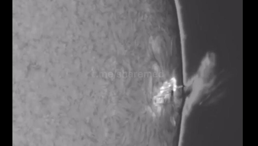 У другого пятна вместо горизонтальных магнитных полей - вертикальные