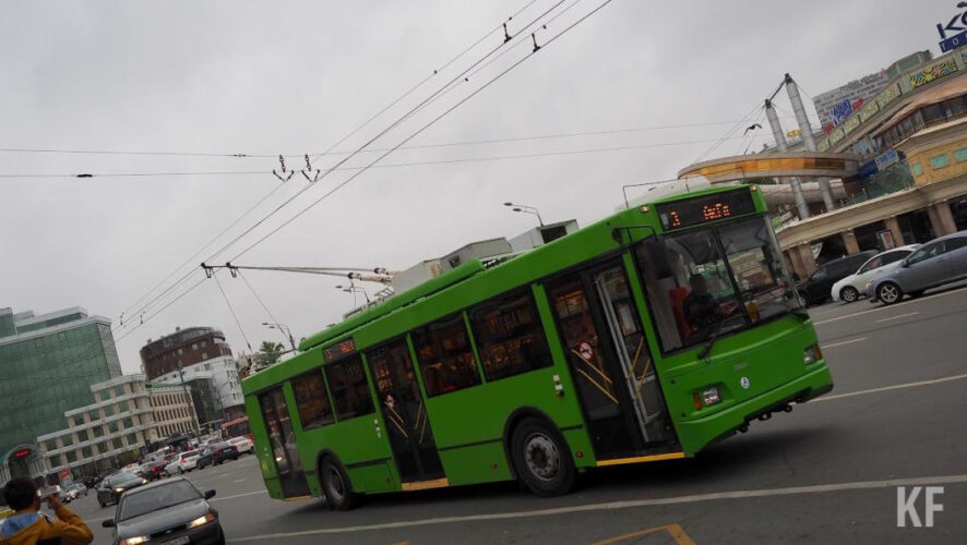 На месте происшествия работают сотрудники ГИБДД.