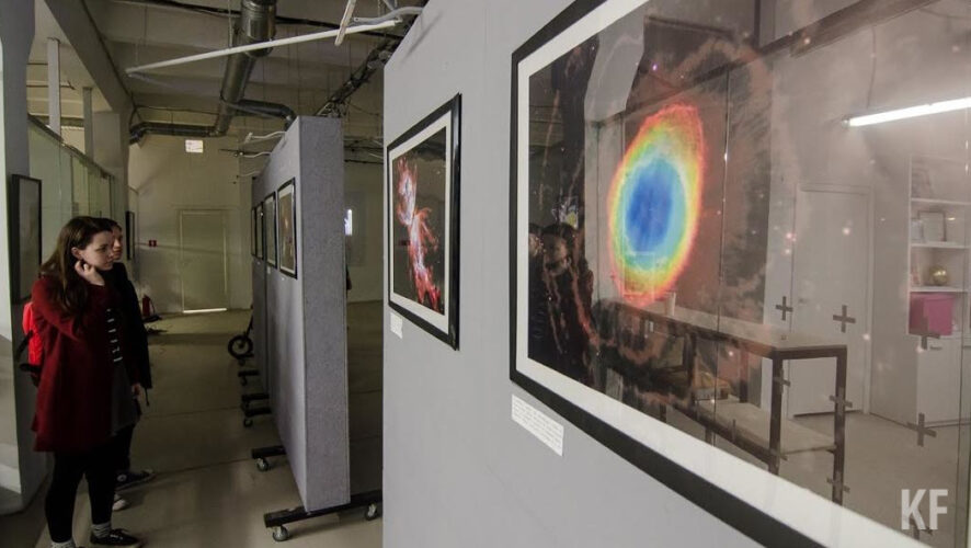 В основе ее концепции лежит попытка совмещения культурной археологии из раритетов 1960 &ndash; 1970-х годов с произведениями искусства