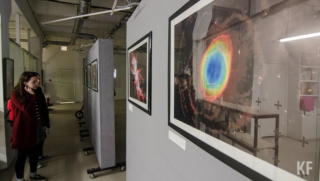 В основе ее концепции лежит попытка совмещения культурной археологии из раритетов 1960 – 1970-х годов с произведениями искусства