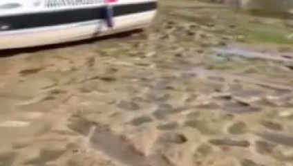 На лодочной станции катера буквально стоят на песке.
