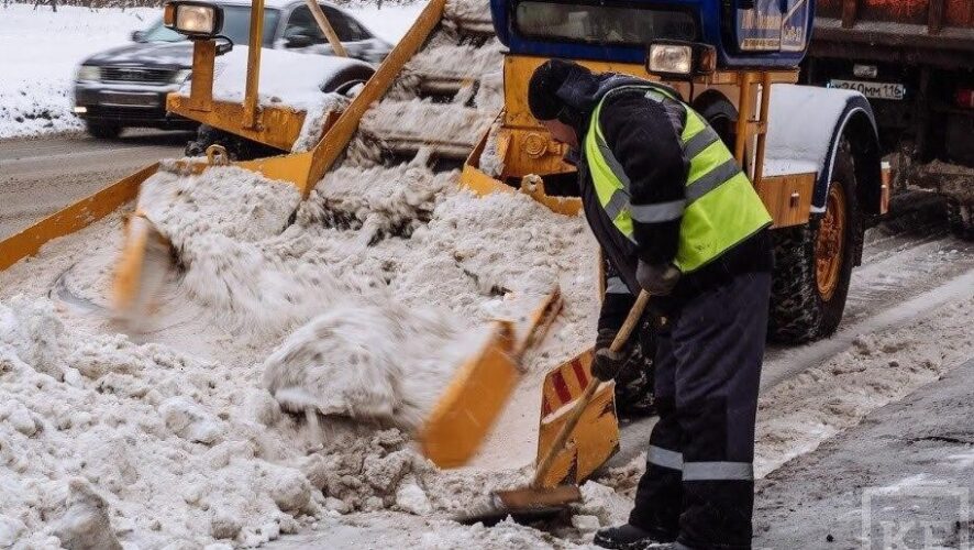 Казанцы жалуются на плохую уборку снега в городе. В интернете даже начали сбор подписей под петицией мэру Ильсуру Метшину