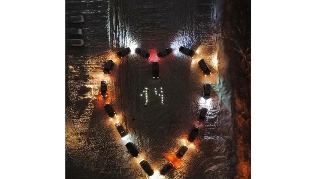 На романтичные кадры наложили песню с матом.